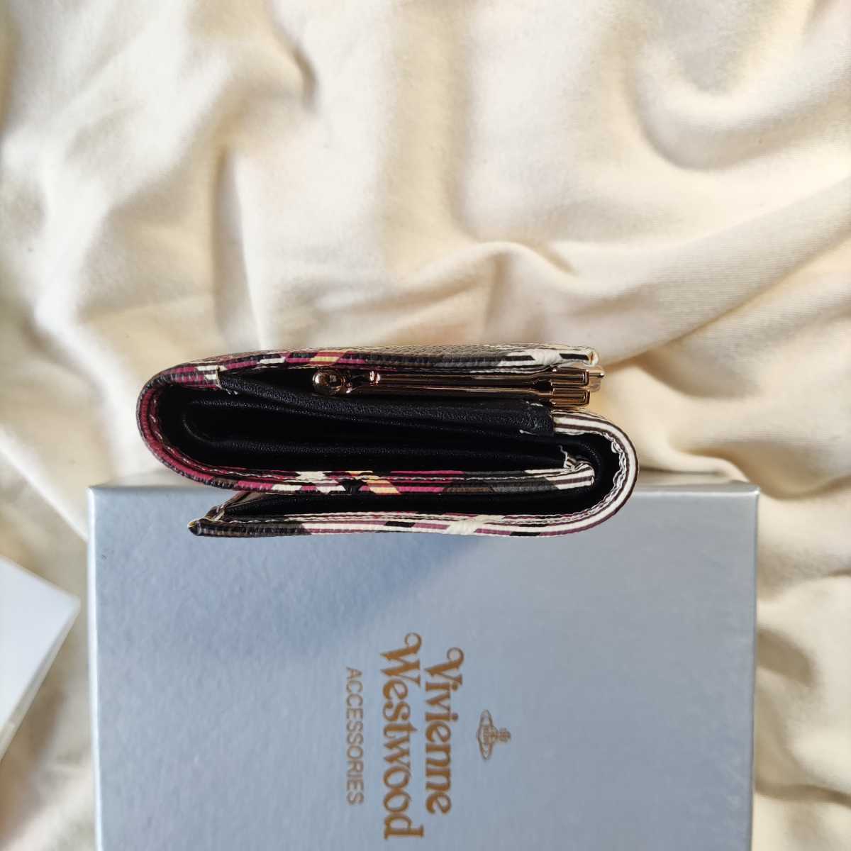 【新品・未使用】 ヴィヴィアンウエストウッド Vivienne Westwood 三つ折り財布 がま口 チェック　レディース Vivienne Westwood ヴィヴィアン ANTHRACITE Westwoodってどんなブランド？｜ヴィヴィアンウエストウッド Of