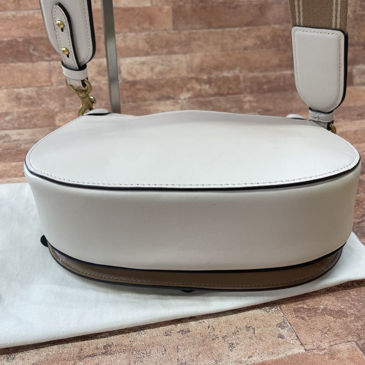 新作入荷，新作登場 美品 COACH コーチ レザー シグネチャー ショルダーバッグ 