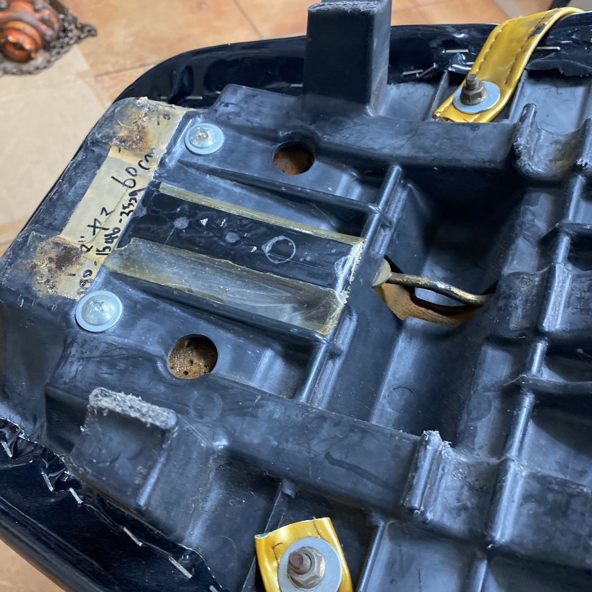 CB400SF NC39 NC42 スーパーフォア 3段シート 三段シート エナメル 黒 