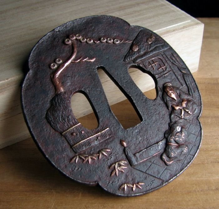 定番，新作登場 時代武具 鉄地大鍔 家に松 人物文 桐箱付 江戸時代/鐔/22h033(鍔、刀装具)｜売買されたオークション情報、yahooの商品情報をアーカイブ公開 - オークファン 鍔、刀装具