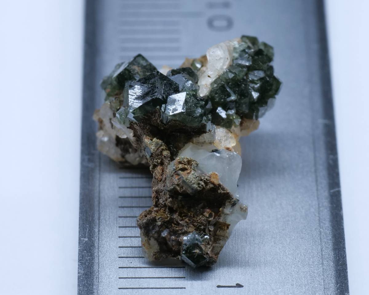 鉱物 標本 灰鉄柘榴石 結晶 原石】パキスタン デマントイド ガーネット