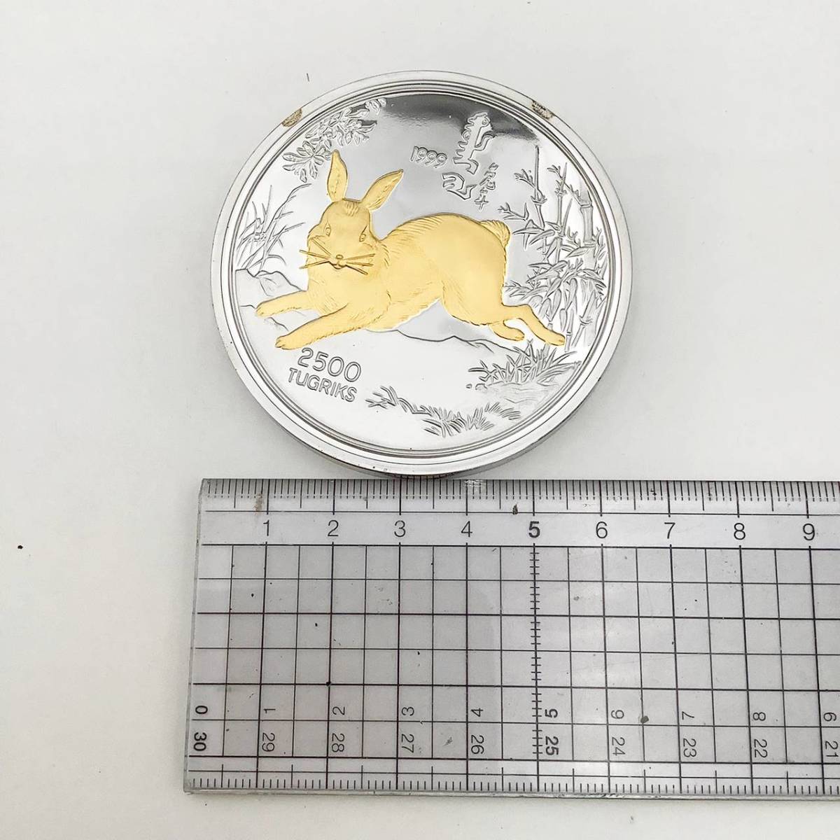 k1018-s②7】モンゴル政府が発行した 1999年 兎図カラーコイン 2500トゥグリク 5
