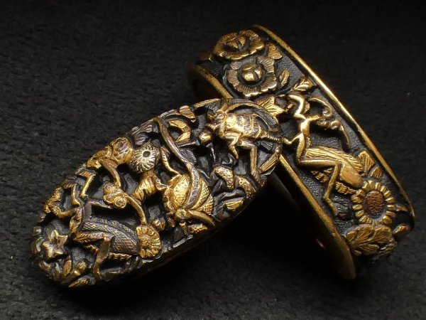 彫りの深い極上秋虫図 「美濃住 光仲」 赤銅魚々子地縁頭 金銀象嵌色絵