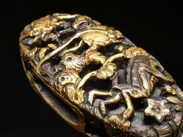 彫りの深い極上秋虫図 「美濃住 光仲」 赤銅魚々子地縁頭 金銀象嵌色絵