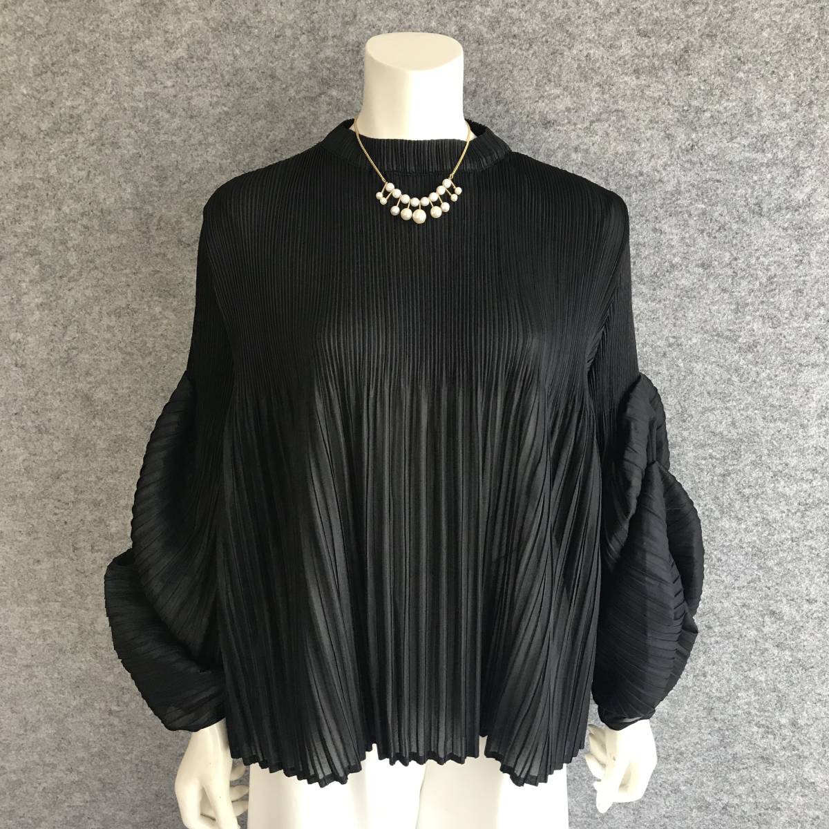 ◆新品◆*着心地抜群*ふんわりお袖*プリーツプルオーバーチュニック*BK* - ベルーナ公式 ひんやり！袖プリーツカットソープルオーバー Thevon.(ゼヴォン 袖先配色プリーツメロープルオーバー 袖口リブ切り替え