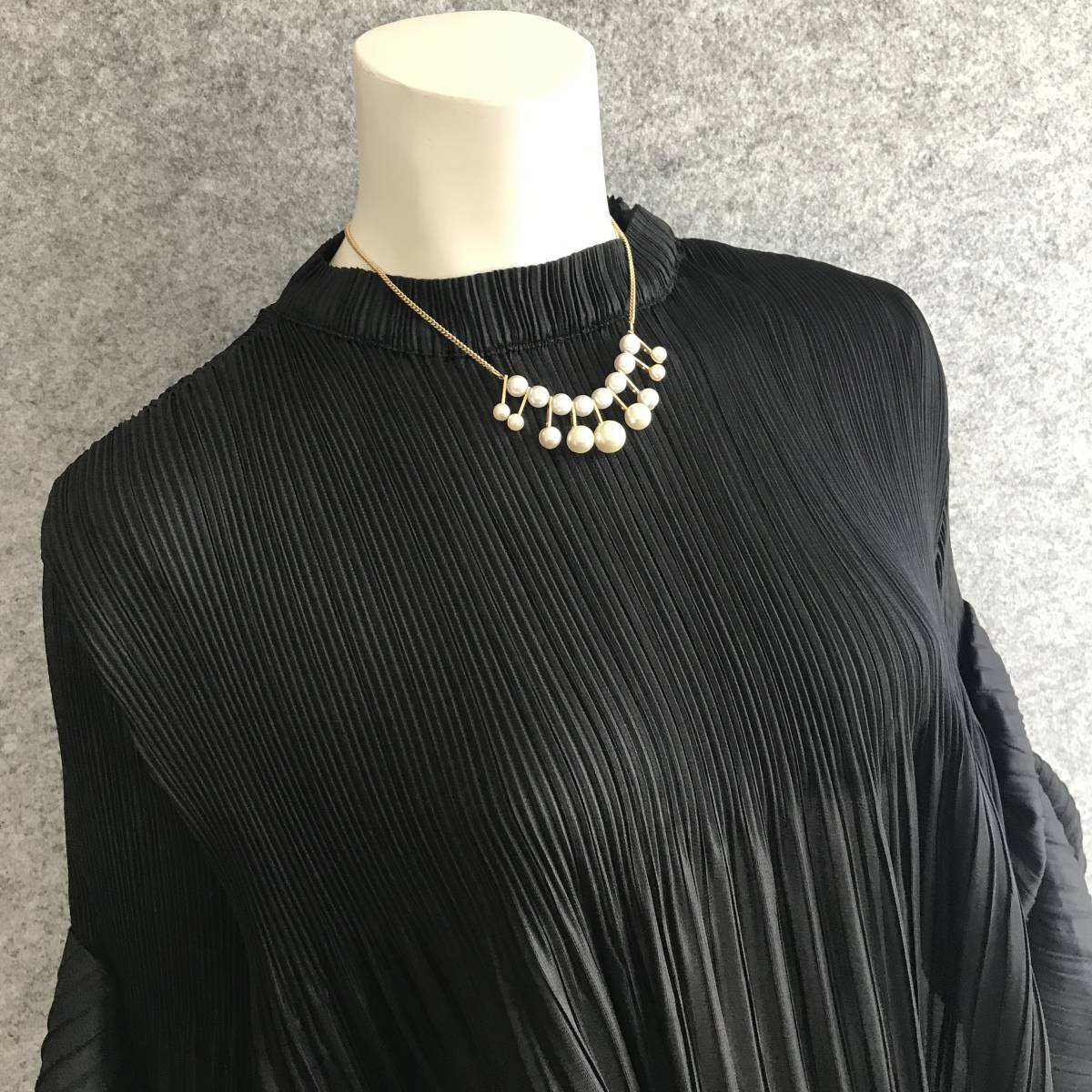 ◆新品◆*着心地抜群*ふんわりお袖*プリーツプルオーバーチュニック*BK* - ベルーナ公式 ひんやり！袖プリーツカットソープルオーバー Thevon.(ゼヴォン 袖先配色プリーツメロープルオーバー 袖口リブ切り替え