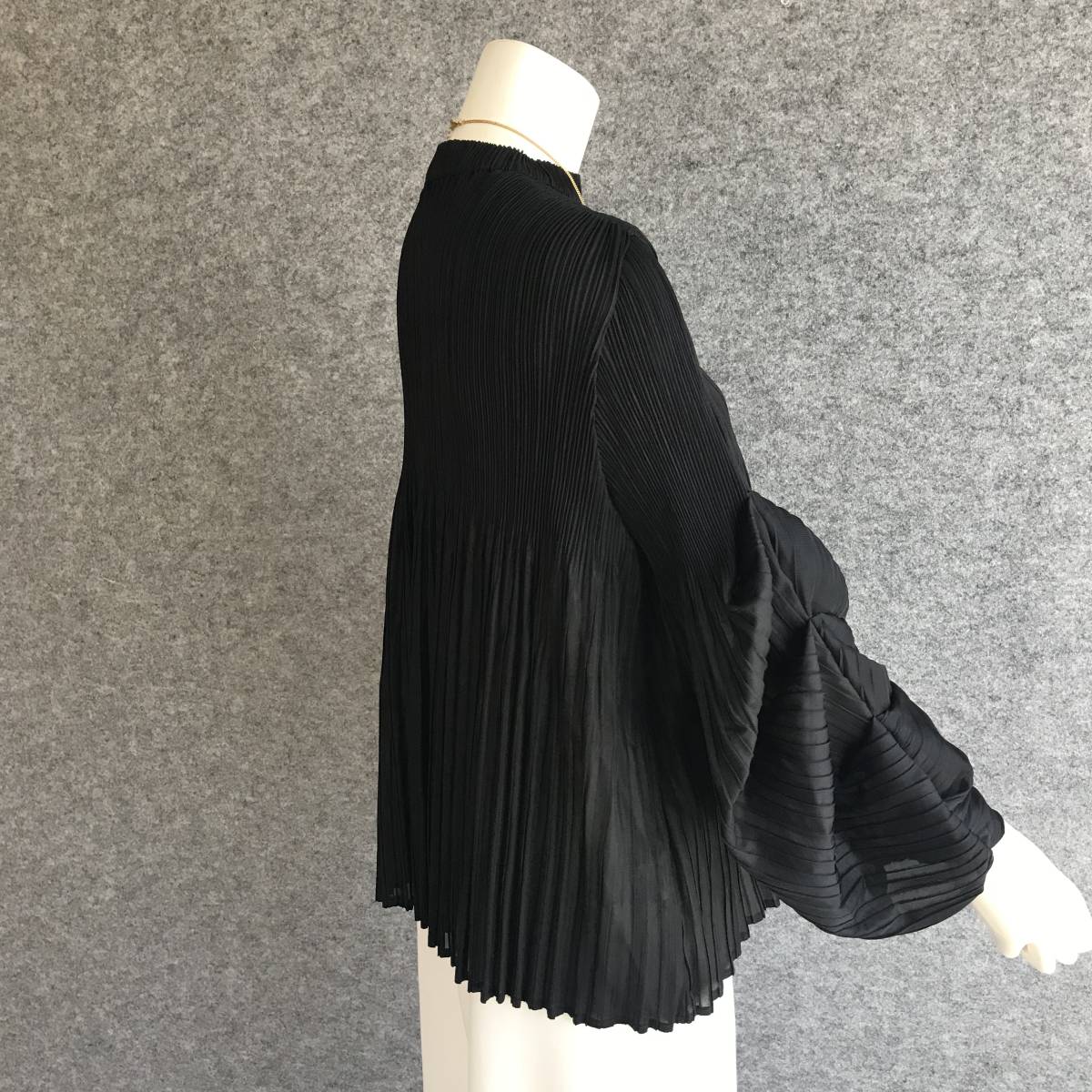 ◆新品◆*着心地抜群*ふんわりお袖*プリーツプルオーバーチュニック*BK* - ベルーナ公式 ひんやり！袖プリーツカットソープルオーバー Thevon.(ゼヴォン 袖先配色プリーツメロープルオーバー 袖口リブ切り替え
