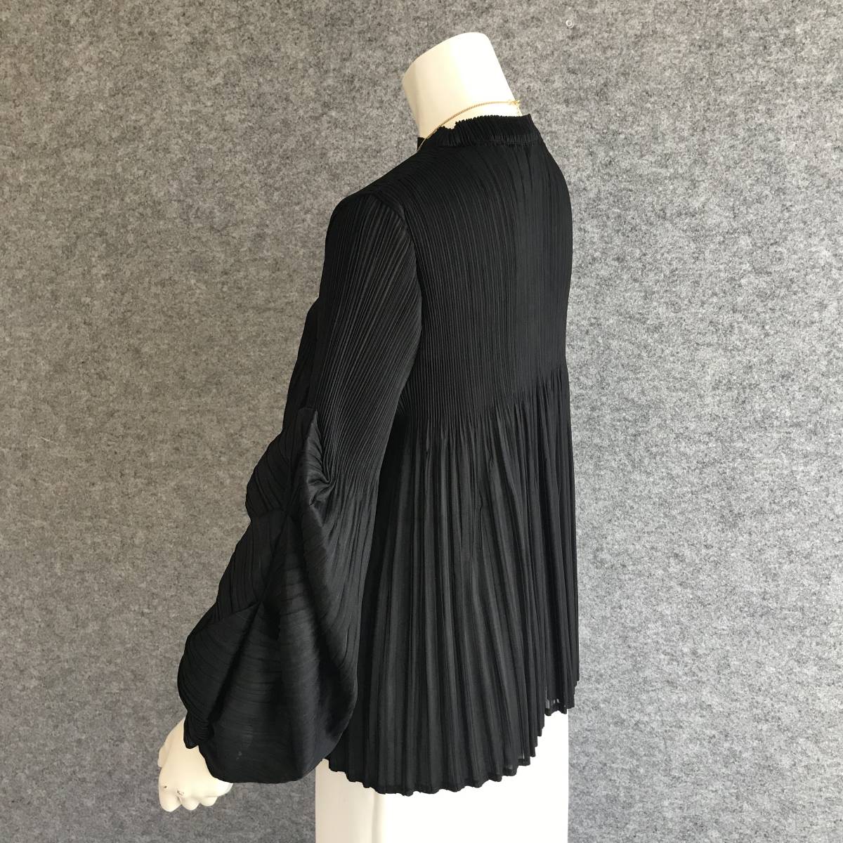 ◆新品◆*着心地抜群*ふんわりお袖*プリーツプルオーバーチュニック*BK* - ベルーナ公式 ひんやり！袖プリーツカットソープルオーバー Thevon.(ゼヴォン 袖先配色プリーツメロープルオーバー 袖口リブ切り替え
