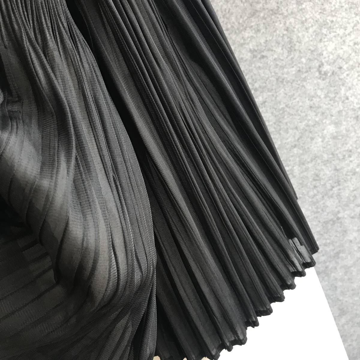 ◆新品◆*着心地抜群*ふんわりお袖*プリーツプルオーバーチュニック*BK* - ベルーナ公式 ひんやり！袖プリーツカットソープルオーバー Thevon.(ゼヴォン 袖先配色プリーツメロープルオーバー 袖口リブ切り替え