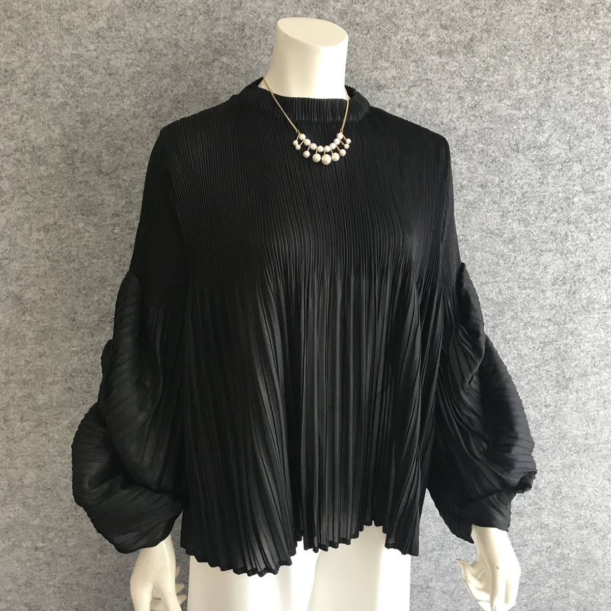 ◆新品◆*着心地抜群*ふんわりお袖*プリーツプルオーバーチュニック*BK* - ベルーナ公式 ひんやり！袖プリーツカットソープルオーバー Thevon.(ゼヴォン 袖先配色プリーツメロープルオーバー 袖口リブ切り替え