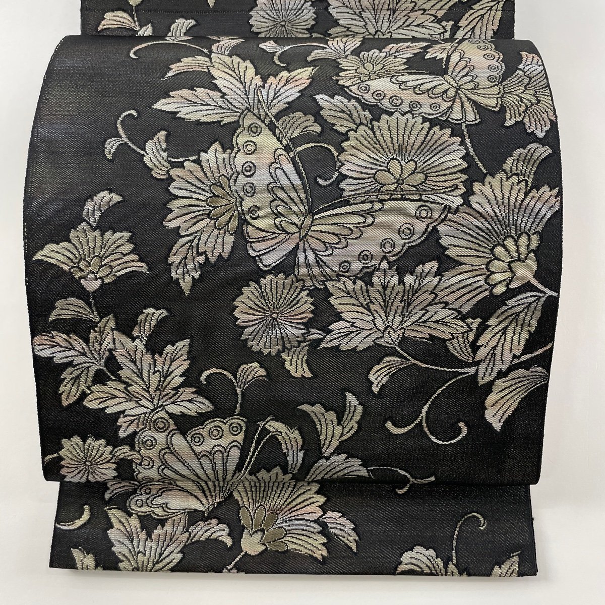 【得価，最新作】 競ナビ 開き名古屋帯 優品 蝶 花唐草 箔 銀通し 墨色 正絹(仕立て上がり)｜売買されたオークション情報、yahooの商品情報をアーカイブ公開 - オークファン 仕立て上がり