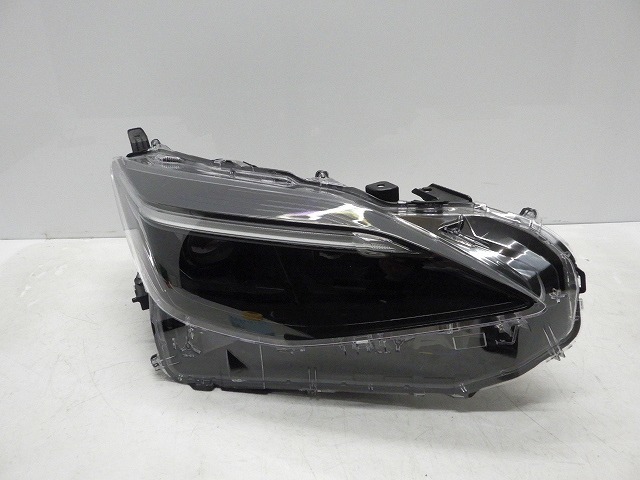 ★コーティング加工済★　キレイ　破損無し　トヨタ　MXPB10　MXPJ10　ヤリスクロス　右ヘッドライト　LED　52-325　刻印B2　220924089