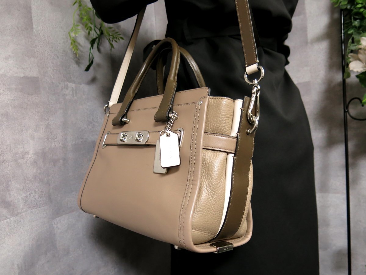 超美品○COACH コーチ○57083○スワッガー○馬車ロゴ型押し○カーフ 