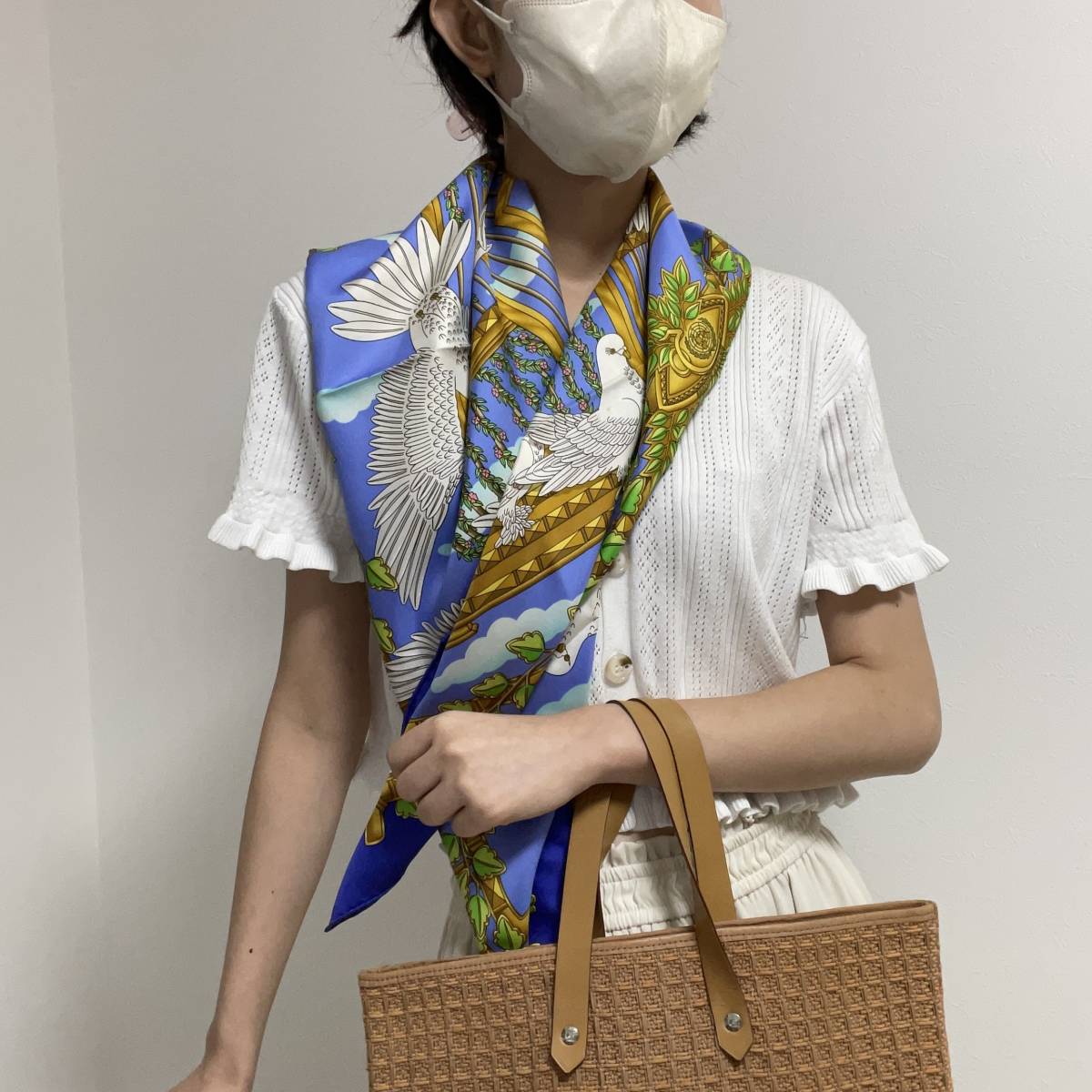 エルメス　スカーフ　カレ90 poret 鳩　タグ付美品 エルメス HERMES/スカーフ カレ90 飛翔 Envol レッド 鳩 植物 宮殿