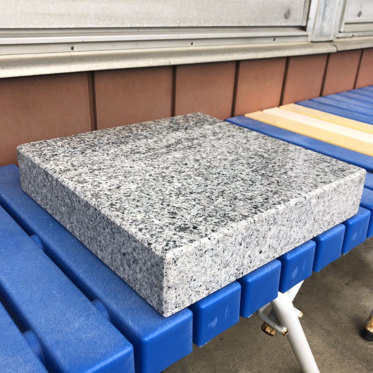 御影石 板石 300×295×60mm プレート 庭石 石像 石造 石彫 彫刻 台座石 置物台 オーディオボード インシュレーター レザー ...