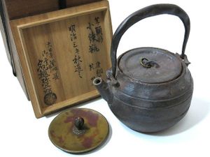 吉】TA774 明治時代 【金龍堂造】 名越弥五郎？ 金銀象嵌 月下松茅屋秋草