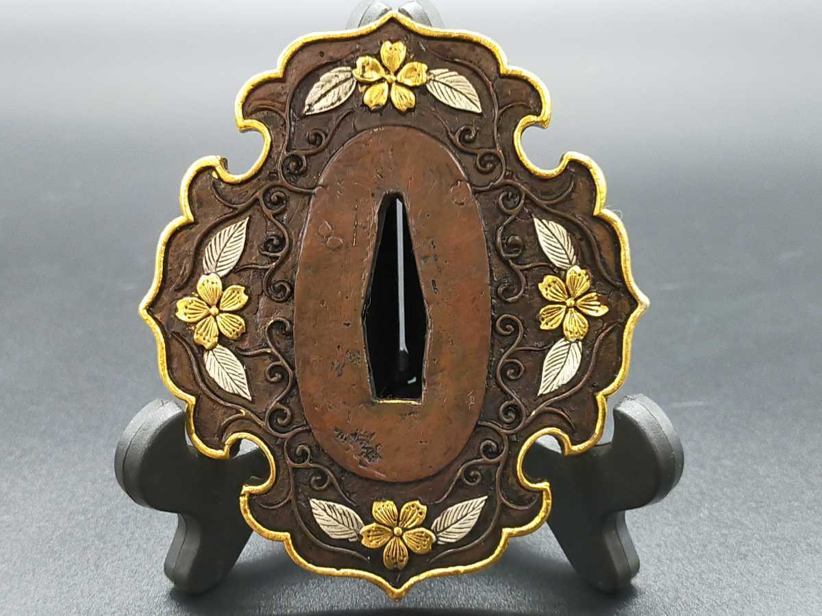 Q6641 刀鍔 桜花唐草図 銅地 絵金銀 日本刀装具 鍔 つば 鐔