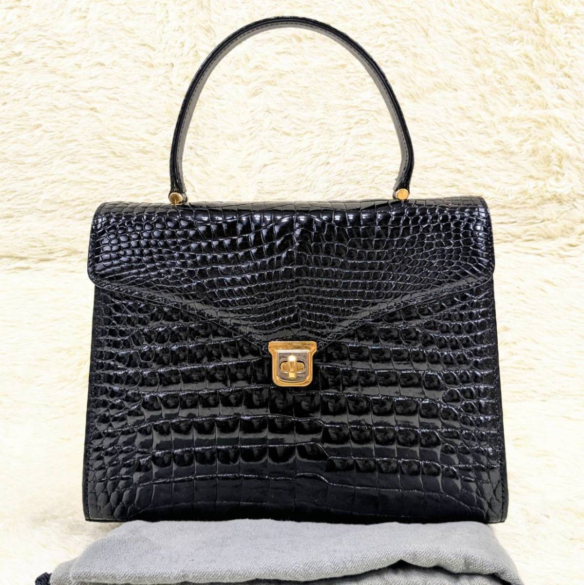 SALE，HOT 【極上美品】クロコ型押し 【圧倒的存在感】 シャイニー加工 ハンドバッグ フロント金具 ゴールド フォーマル 黒 ブラック 本革 レザー
