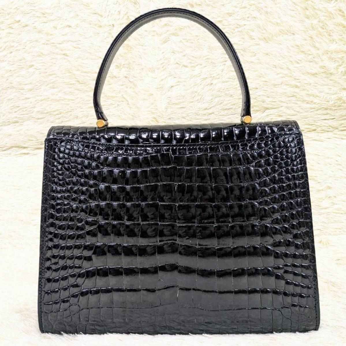 SALE，HOT 【極上美品】クロコ型押し 【圧倒的存在感】 シャイニー加工 ハンドバッグ フロント金具 ゴールド フォーマル 黒 ブラック 本革 レザー