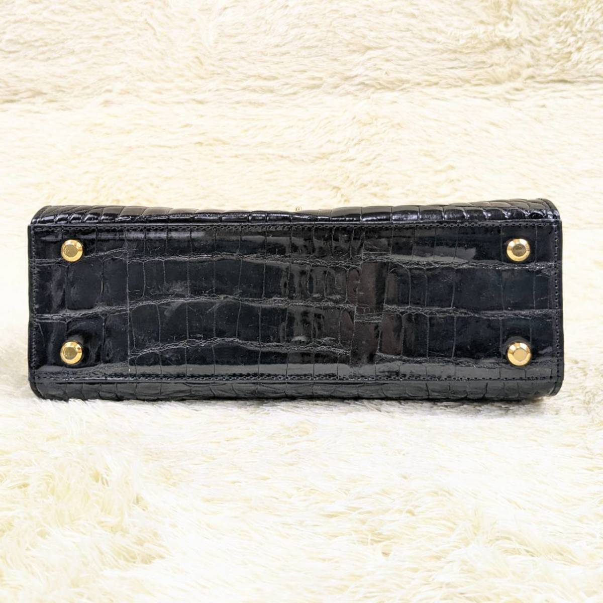 SALE，HOT 【極上美品】クロコ型押し 【圧倒的存在感】 シャイニー加工 ハンドバッグ フロント金具 ゴールド フォーマル 黒 ブラック 本革 レザー