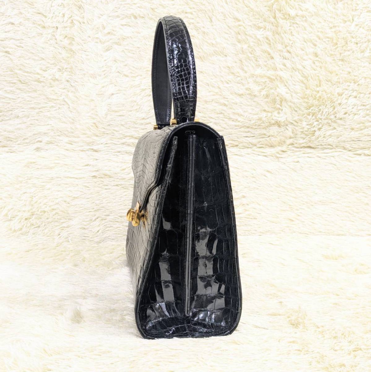 SALE，HOT 【極上美品】クロコ型押し 【圧倒的存在感】 シャイニー加工 ハンドバッグ フロント金具 ゴールド フォーマル 黒 ブラック 本革 レザー