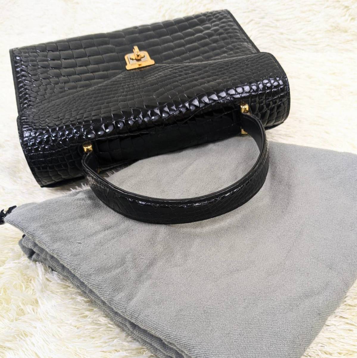 SALE，HOT 【極上美品】クロコ型押し 【圧倒的存在感】 シャイニー加工 ハンドバッグ フロント金具 ゴールド フォーマル 黒 ブラック 本革 レザー