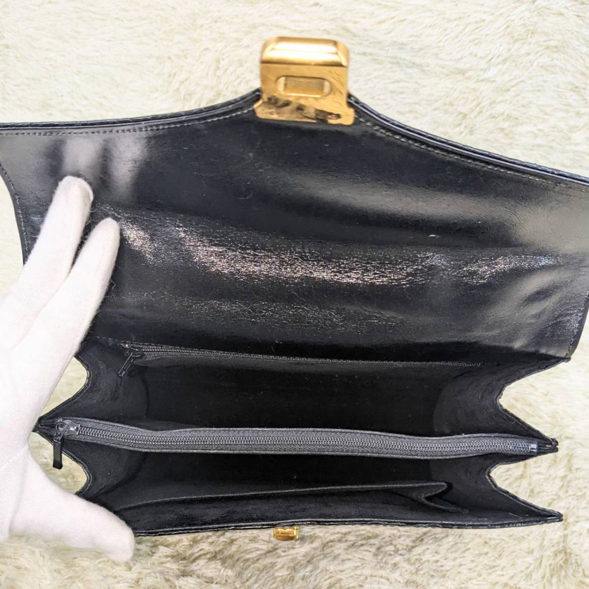 SALE，HOT 【極上美品】クロコ型押し 【圧倒的存在感】 シャイニー加工 ハンドバッグ フロント金具 ゴールド フォーマル 黒 ブラック 本革 レザー