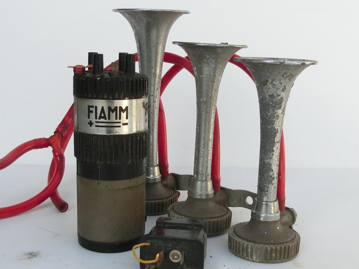 b1675■FIAMM　フィアム　3連エアホーンかな?　古いボロボロ　動作不明　イタリア製