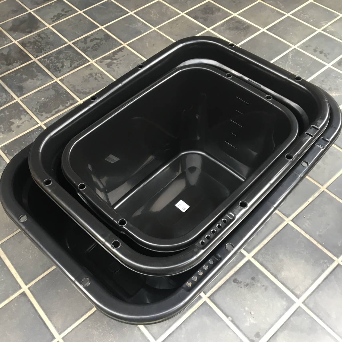 メダカ飼育容器 75.4㍑ 黒 1個 オーバーフロー加工済 即決・即納・送料