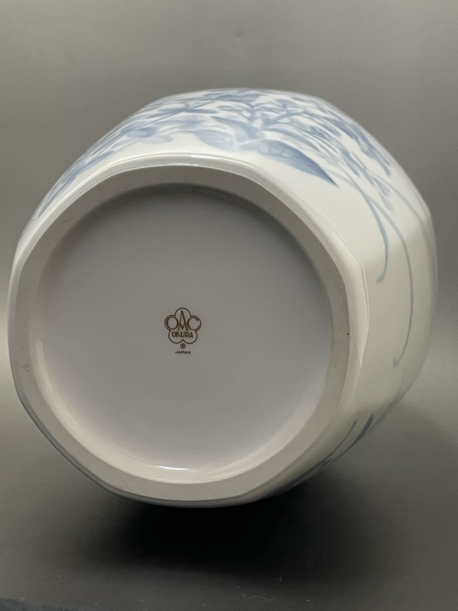 D-壁 【美品・皇室御用達】大倉陶園 呉須秋草蜻蛉 花瓶 花器 金彩 OKURA 大倉陶園 OKURA 秋草蜻蛉文花瓶 呉須秋草 高さ28cm 美品(陶磁一般