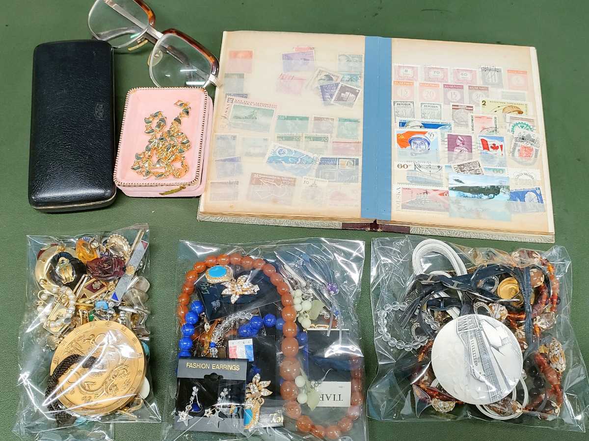 ブローチ ネックレス 遺品整理 指輪 イミテーション 約10㎏ z⁄z⁄z⁄H023