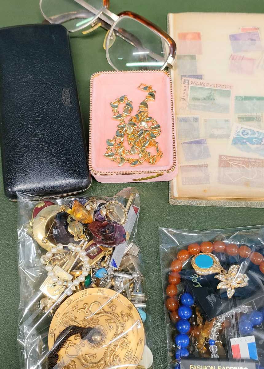ブローチ ネックレス 遺品整理 指輪 イミテーション 約10㎏ z⁄z⁄z⁄H023