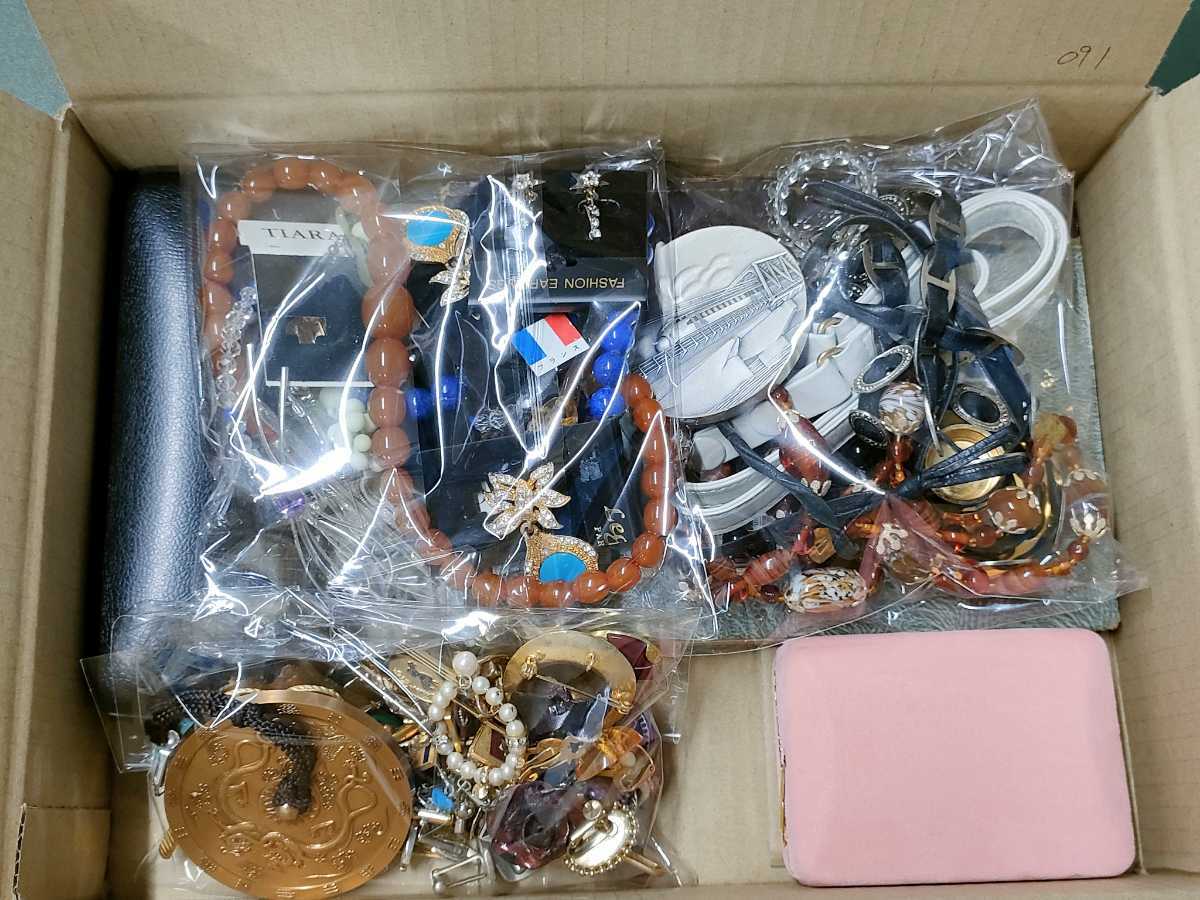 ブローチ ネックレス 遺品整理 指輪 イミテーション 約10㎏ z⁄z⁄z⁄H023