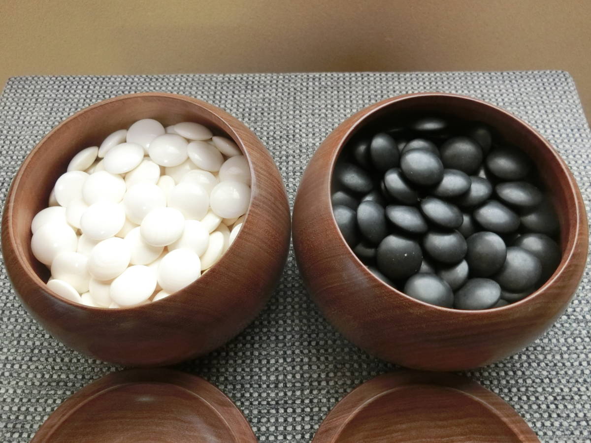 碁石】32号蛤碁石、那智黒と碁笥（白 179個、黒 178個）