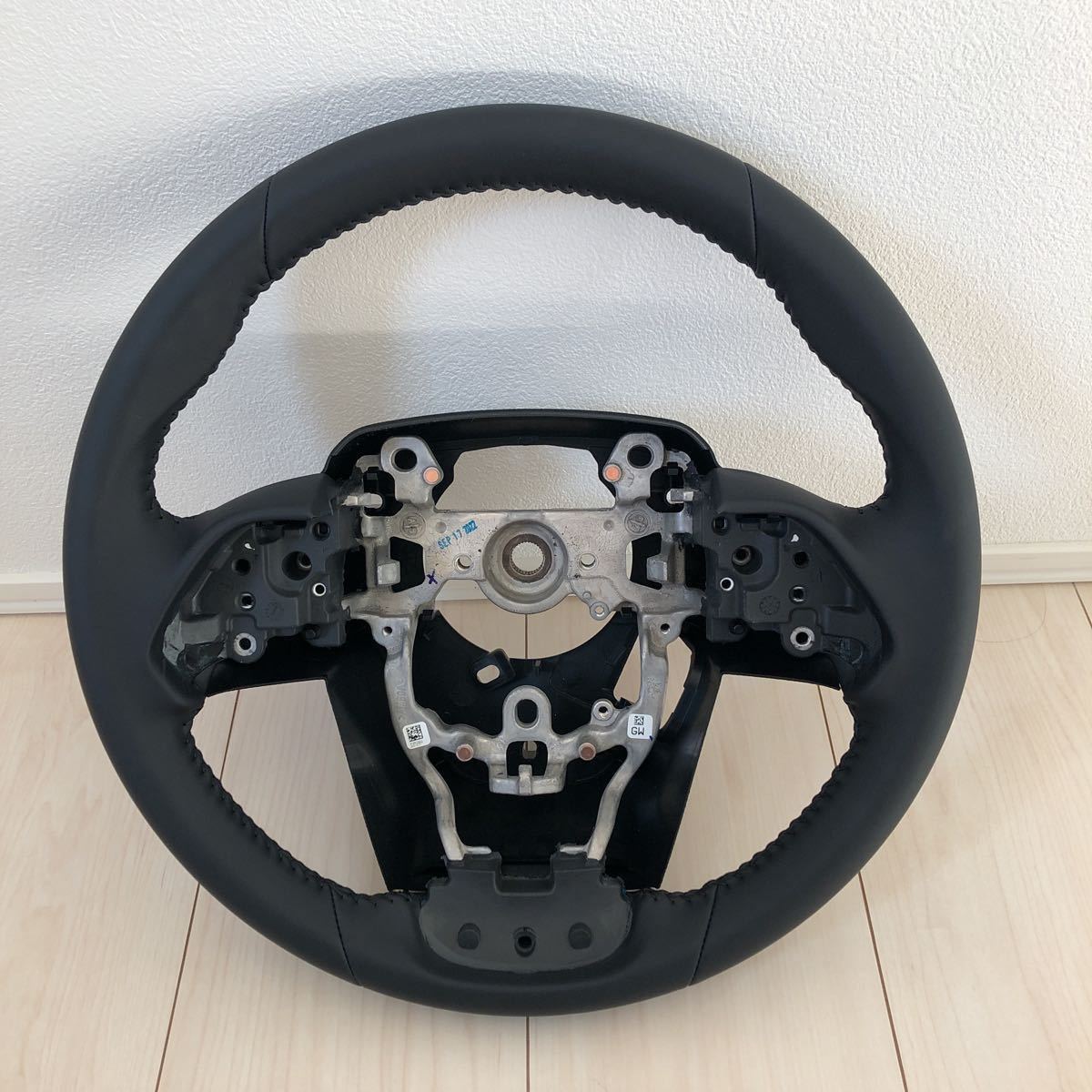 【爆買い，定番】 トヨタ プリウス ZVW50 純正 レザーステアリング 新車外し(ステアリング、ハンドル本体)｜売買されたオークション情報、yahooの商品情報をアーカイブ公開 - オークファン トヨタ用