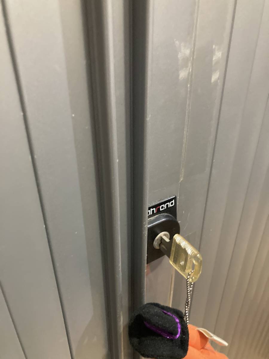 【長野出品】Ahrend社製　オフィスキャビネット　(鍵付き）引き違い書庫　店舗 事務 収納家具 オフィス家具 書庫 棚