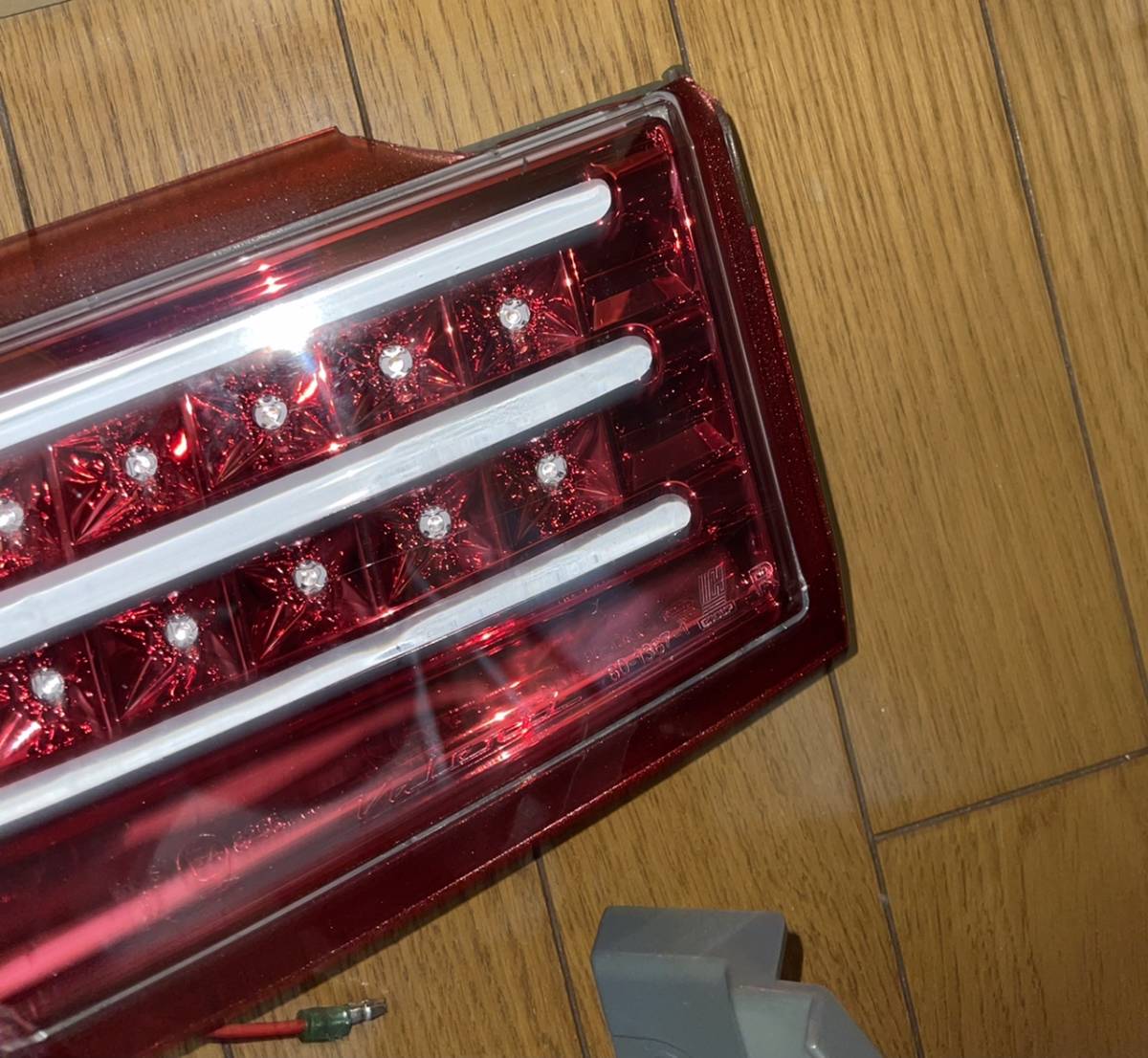 E52 エルグランド ヴァレンティ アッパーテール クリア レッド 