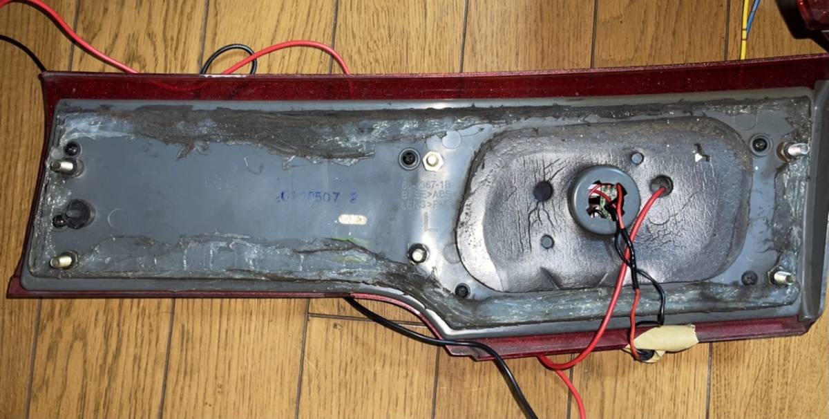 E52 エルグランド ヴァレンティ アッパーテール クリア レッド 