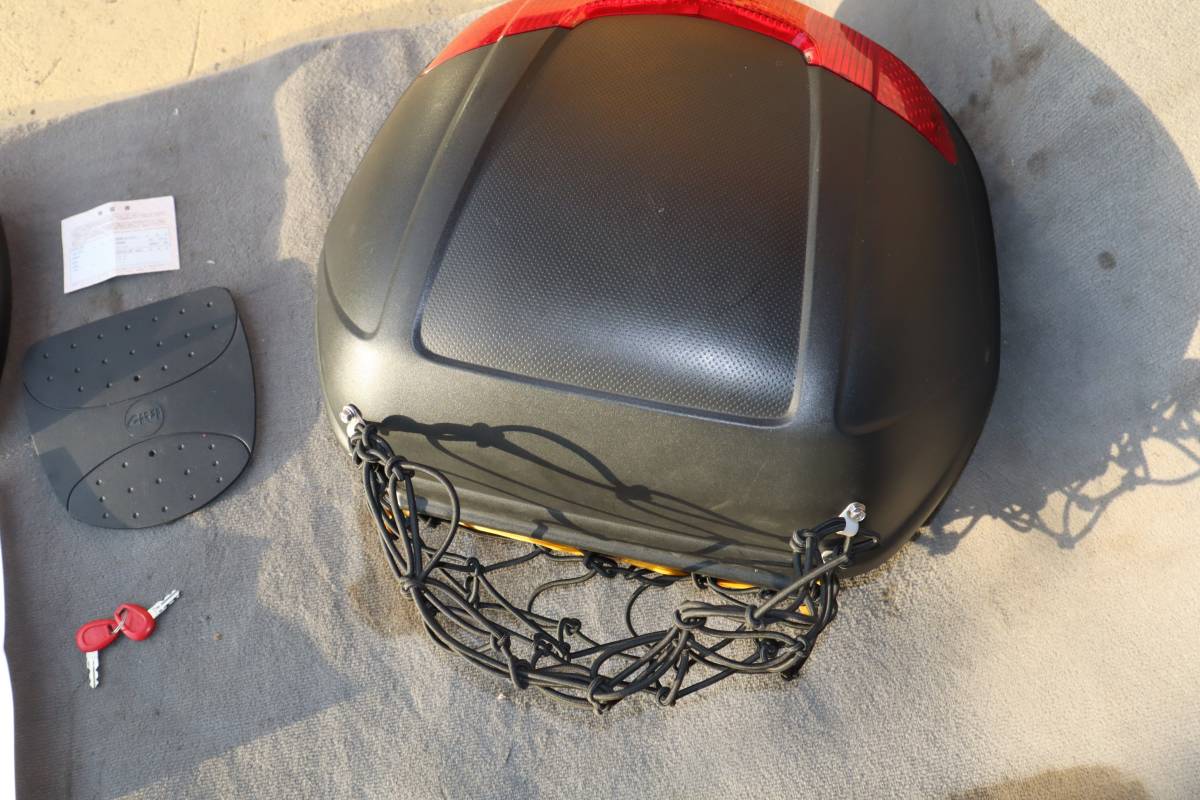 GIVI　B33NML　トップケース　取付台座付属　　便利なネットをDIYで付けました