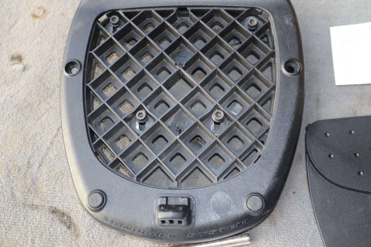 GIVI　B33NML　トップケース　取付台座付属　　便利なネットをDIYで付けました