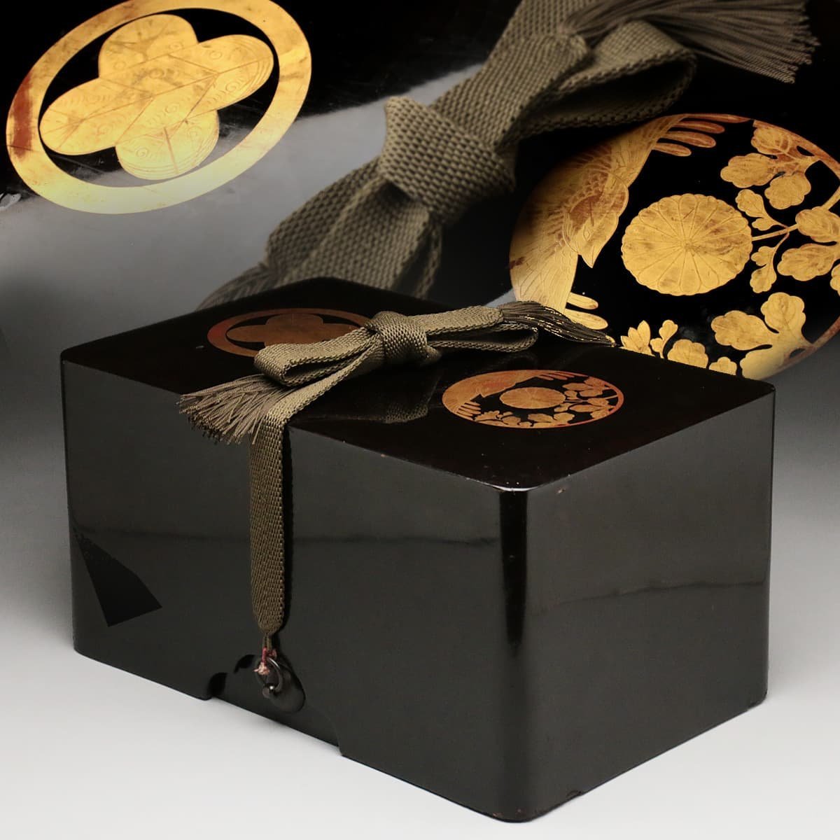 EH213 時代物 黒漆塗 丸に違い鷹の羽紋/菊に鳳凰紋 長方箱 縦32.9cm 重1.3kg・定紋蒔絵箱