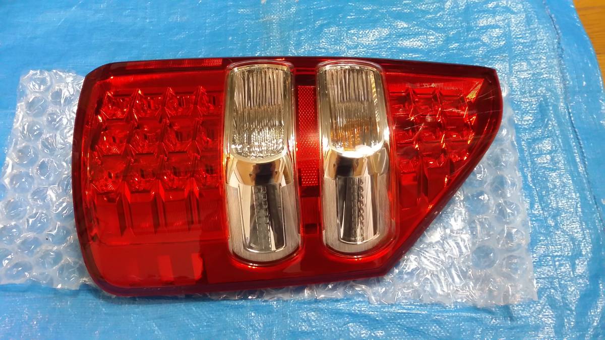 トヨタ ノア 70系 後期 純正 LED テールランプ 左右セット 美品 トヨタ ノア 70系 後期 純正 LED テールランプ 左右セット ヴォクシー
