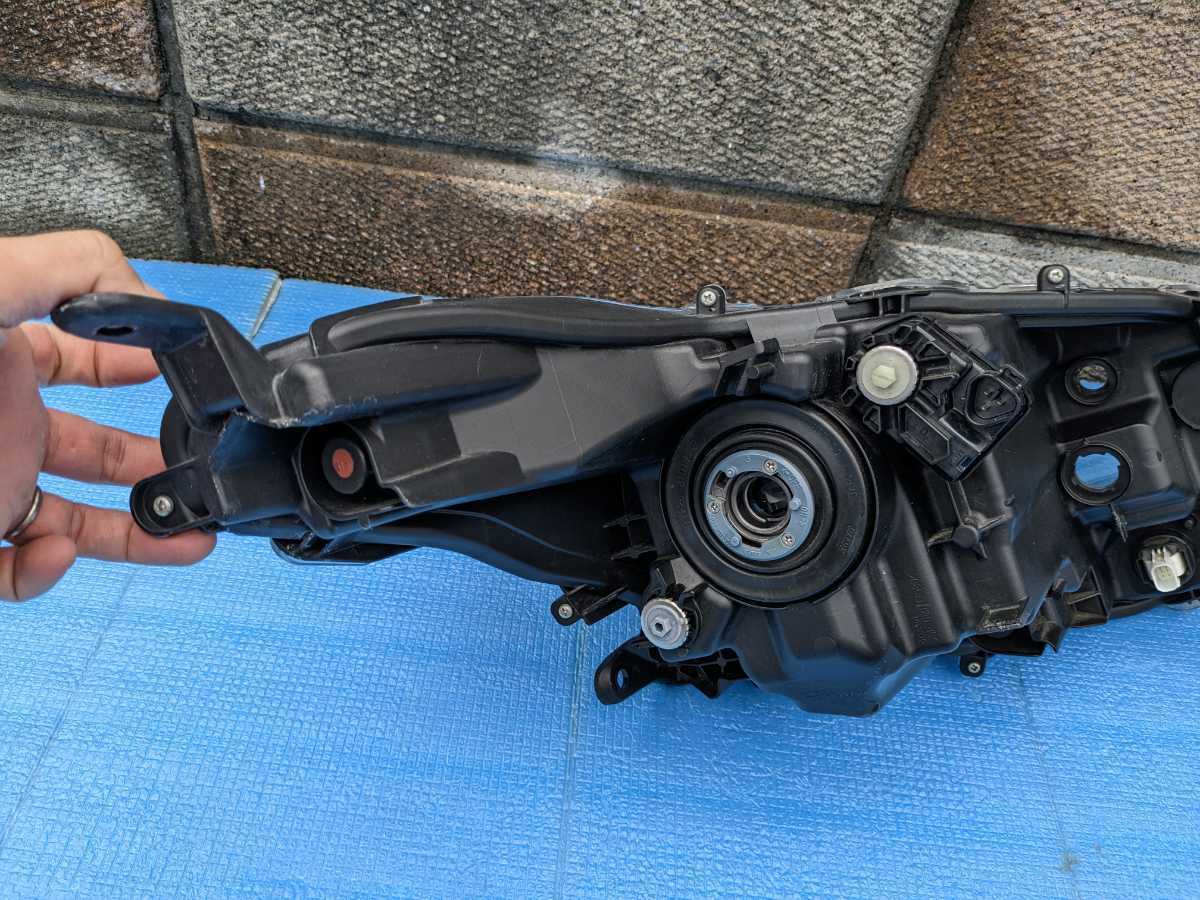 トヨタ ヤリス MXPH10 ハロゲン 左ヘッドライト KOITO KO-1 81170