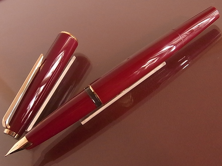 【極希少】モンブランスリムライン万年筆ボルドーボディー 極希少モンブランスリムライン万年筆ボルドーボディー モンブラン