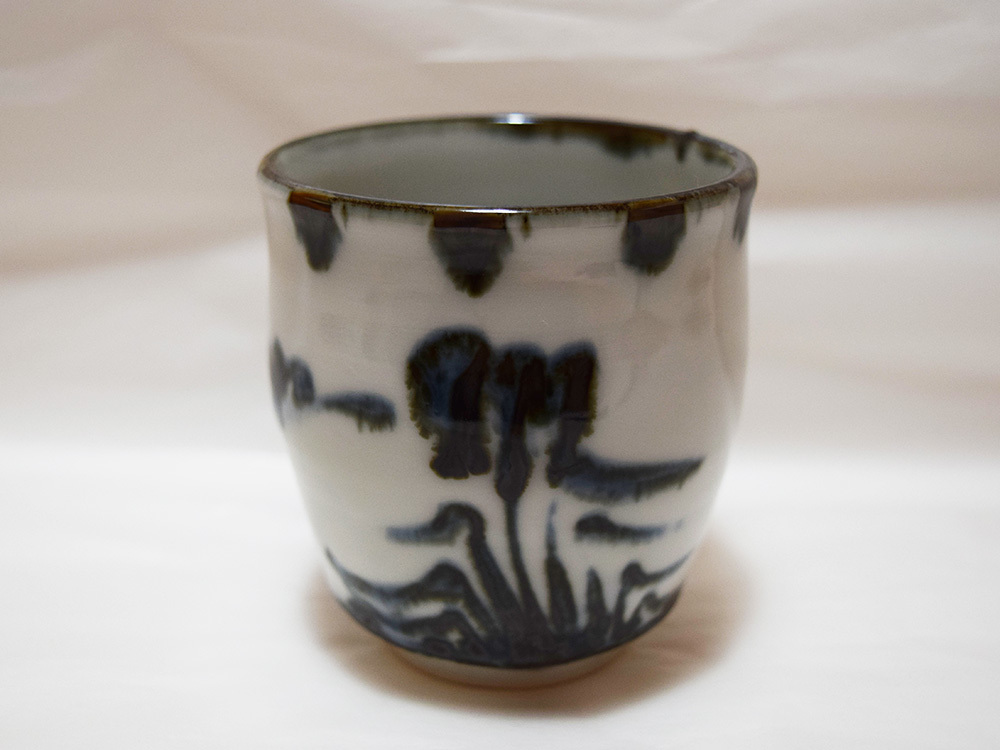 未使用品】 坪島土平作 「染付あやめ文 湯呑」（廣永窯製） 共箱 師