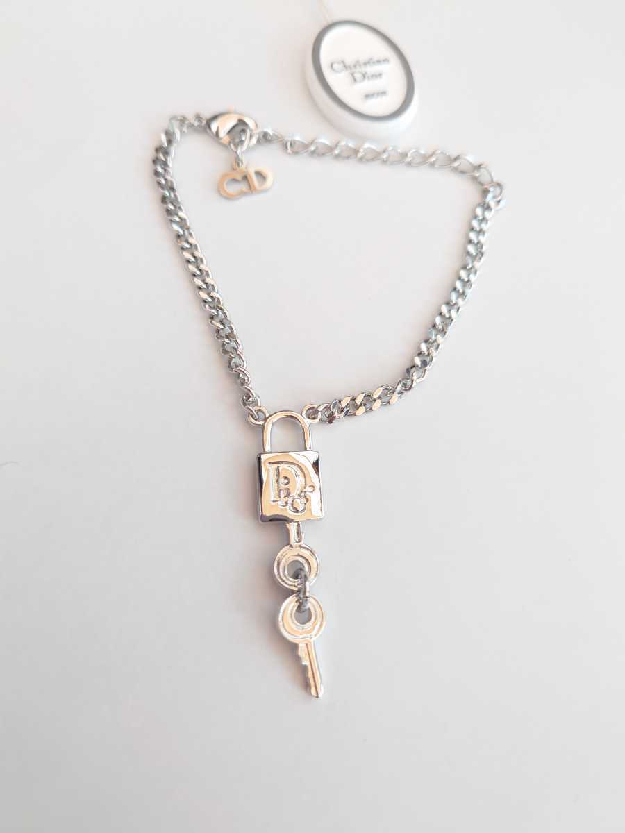 Christian Dior　クリスチャン・ディオール　鍵　カデナ　デザイン　シルバー色　美品　ブレスレット　美品　ほぼ未使用　に