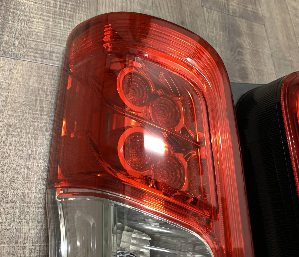 nv350 純正テールランプ プレミアムGX キャラバン LED 左右 欠けあり