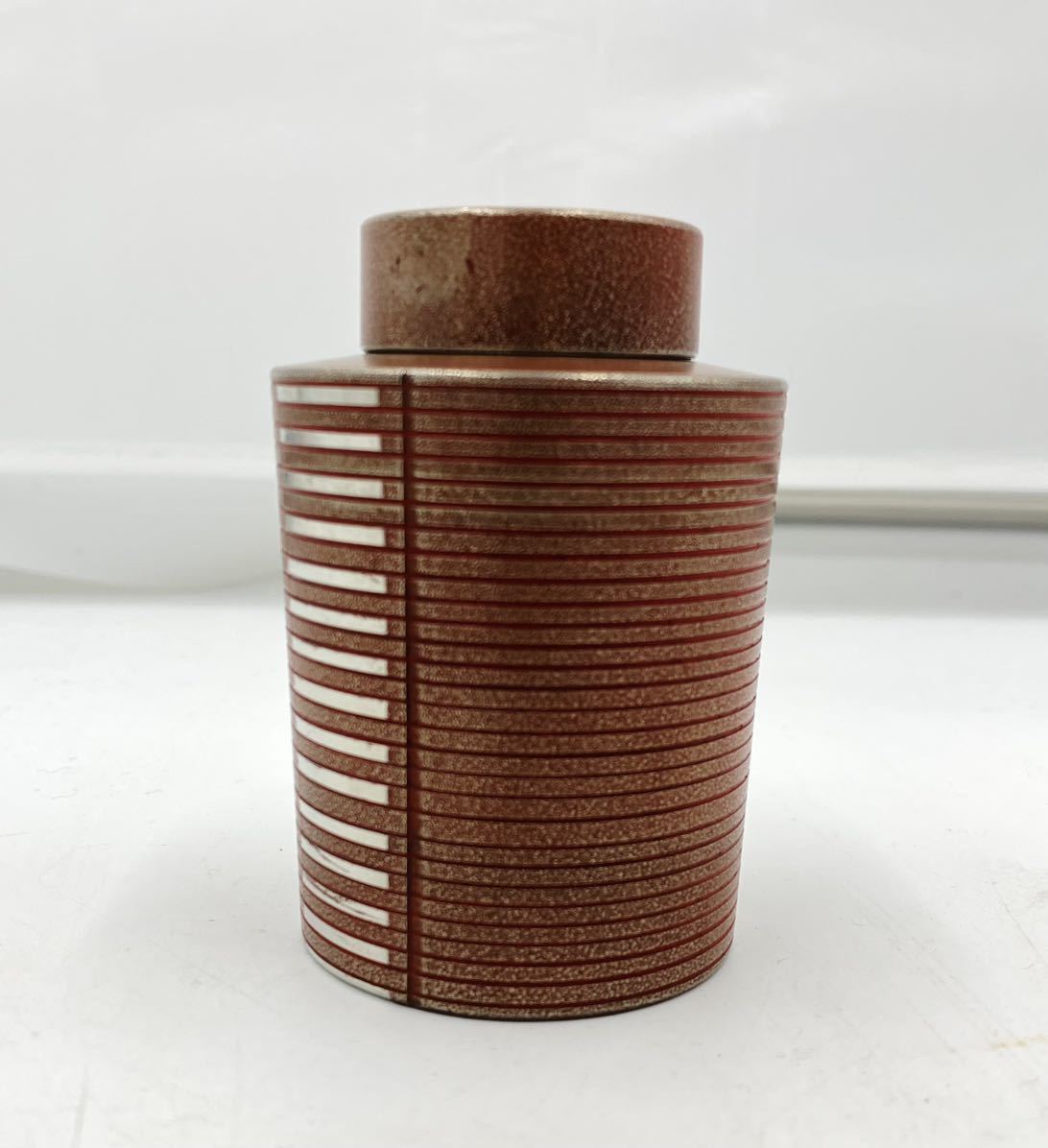 KF1262】 志扛 純錫 漆蒔切立 茶入 共箱 在銘 トジメ(錫製)｜売買され