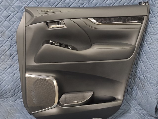 アルファード　３０　後期　右　フロントドア　内張り　ドア