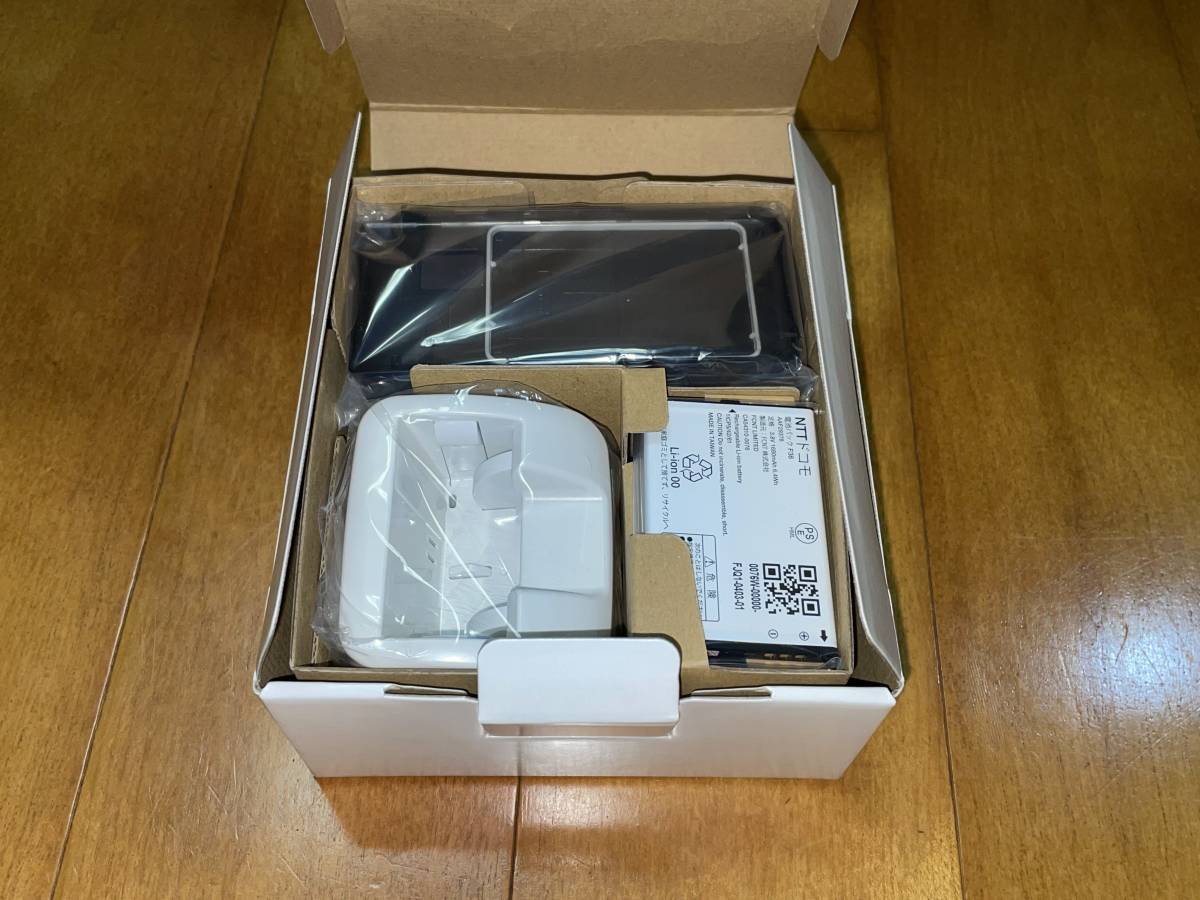 新品未使用★ドコモ arrows ケータイ ベーシック F-41C ネイビー 一括購入